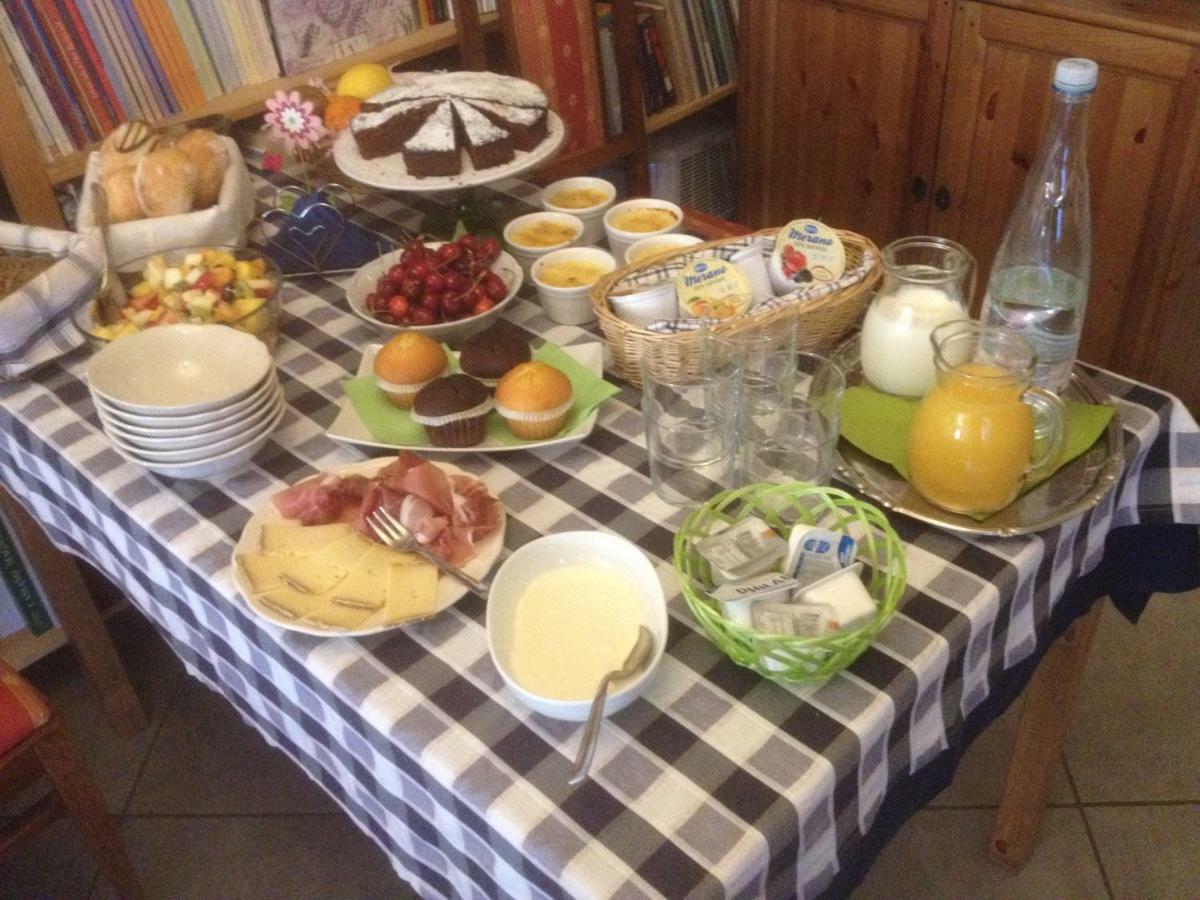 Bed and Breakfast La Tana Del Ghiro Porto Valtravaglia Exterior foto