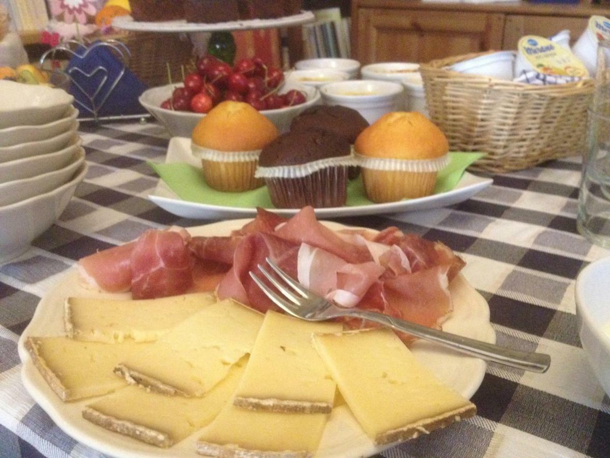 Bed and Breakfast La Tana Del Ghiro Porto Valtravaglia Exterior foto
